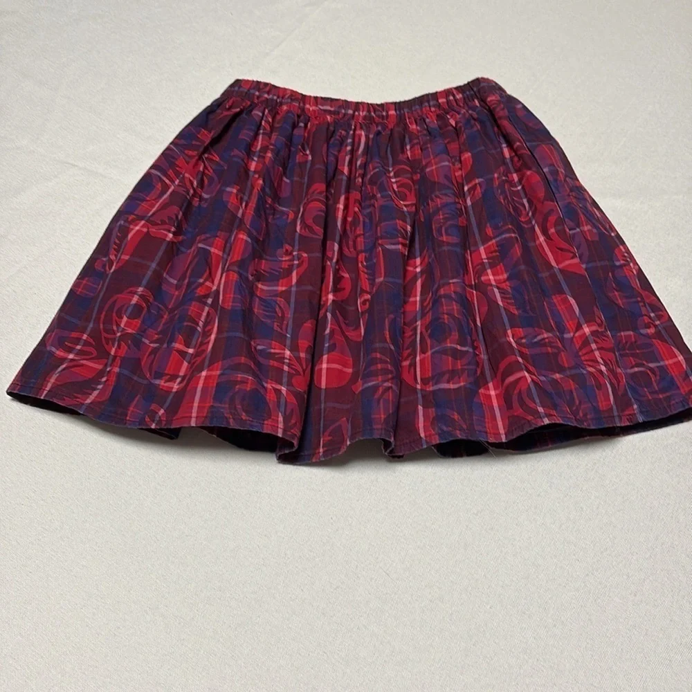 TEA Girls Skirt, has pockets. Excellent condition. Size 7.